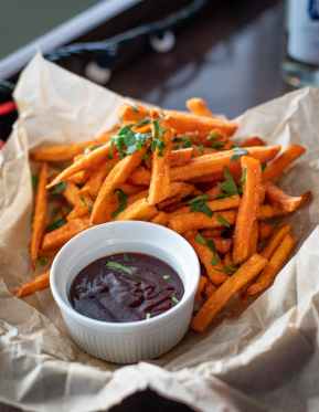 french fries with dipping sauce